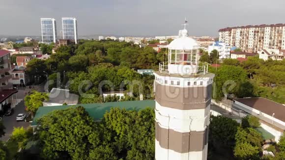 飞过靠近大海的海岸悬崖上的灯塔空中射击视频的预览图