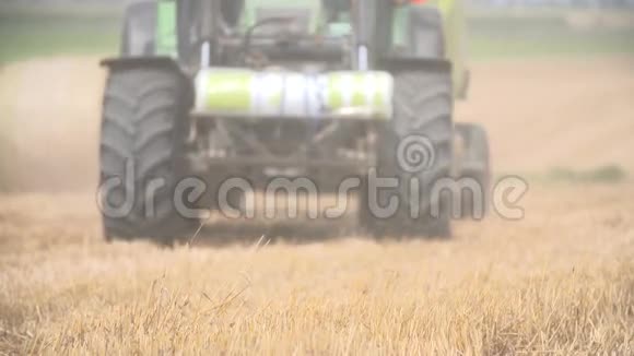 干草拖拉机在田里工作视频的预览图