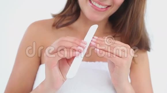 开朗的女人整理指甲视频的预览图