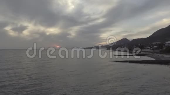 美丽的海洋景观海岸线青山在日落与多云的天空视频的预览图
