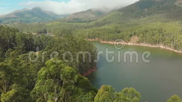 从马图贝蒂湖俯瞰美丽的自然和群山喀拉拉邦在穆纳尔市附近视频的预览图