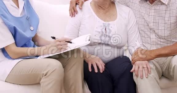 年长夫妇和护士谈话视频的预览图