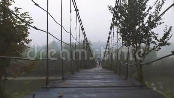 在山上的一座木桥上相爱的夫妻视频的预览图