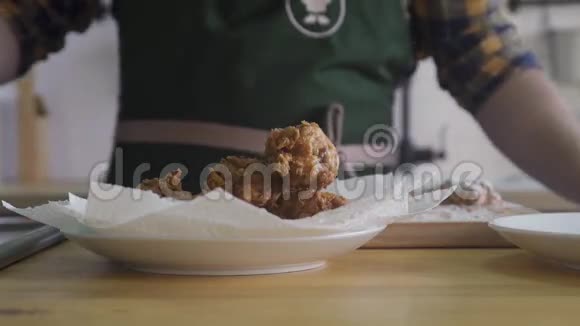 厨师把烤鸡放在盘子里视频的预览图