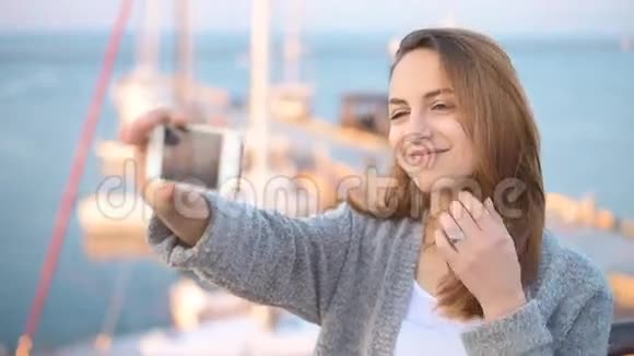 快乐女孩拍自画像照片视频的预览图