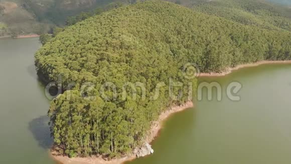 从马图贝蒂湖俯瞰美丽的自然和群山喀拉拉邦在穆纳尔市附近视频的预览图
