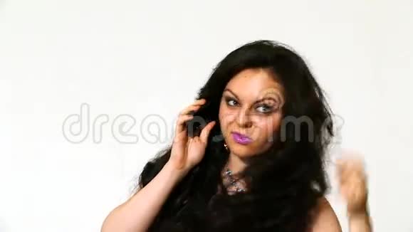 一个长着紫罗兰色嘴唇的漂亮黑发女孩视频的预览图