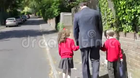 父亲带着孩子在上班路上步行上学视频的预览图
