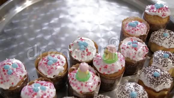 糖果女人和女孩准备复活节蛋糕用五颜六色的装饰装饰女人用自己的蛋糕准备视频的预览图