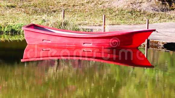 宁静的湖畔早红独木舟高清1080P视频的预览图