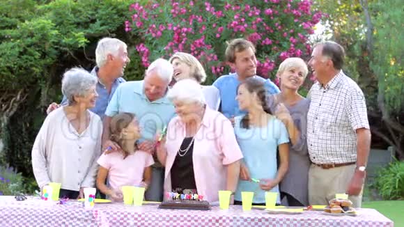 大型家庭团体庆祝生日户外活动视频的预览图