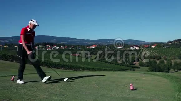 高尔夫球手用高尔夫球杆打白色高尔夫球的特写镜头视频的预览图