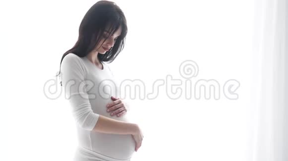 孕妇在白色室内抚摸婴儿视频的预览图