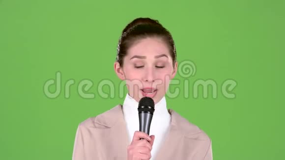 女孩唱一首欢快的旋律歌曲绿色屏幕视频的预览图