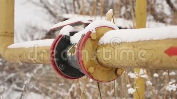 雪中黄色煤气管道冬季煤气供暖视频的预览图