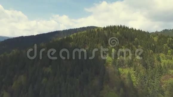 喀尔巴阡山脉的空中飞行4k30fps视频的预览图
