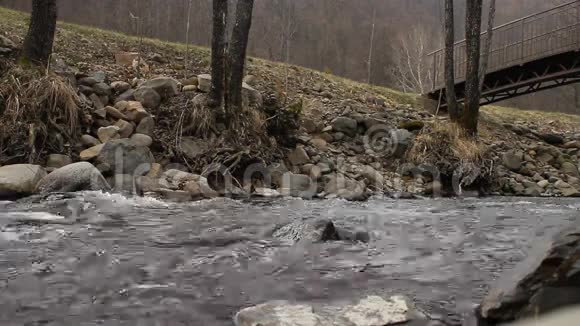 秋天山河上的流水视频的预览图