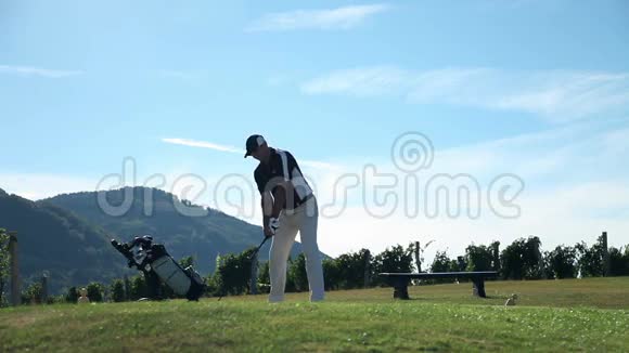 高尔夫球手用高尔夫球杆打白色高尔夫球的特写镜头视频的预览图