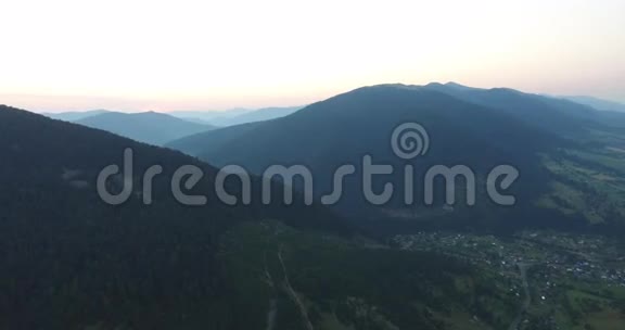 飞越山脉的空中景色乌克兰桑格维尔在河上飞翔森林谷早上好雾4K视频的预览图