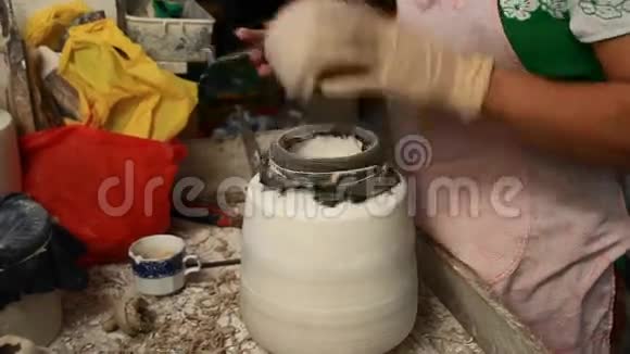 手工制作艺术陶器视频的预览图