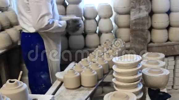 手工制作艺术陶器视频的预览图