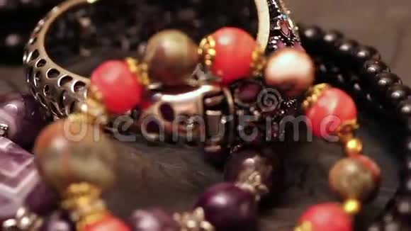 桌子上的珠宝手镯和项链视频的预览图