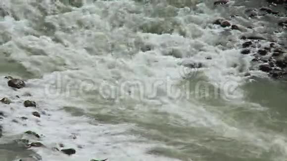 一股水流和岩石视频的预览图