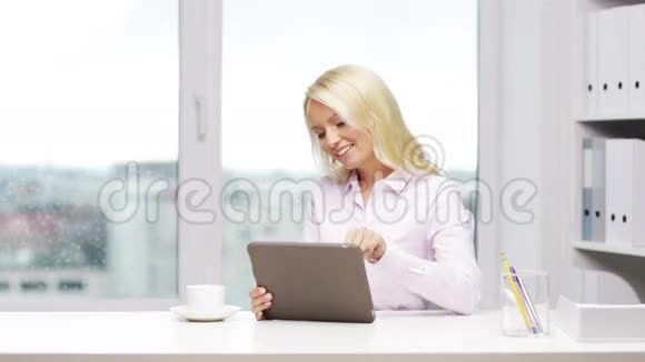 带平板电脑和咖啡的微笑女秘书视频的预览图