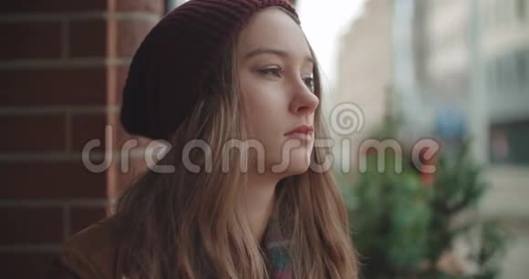 城市街道上美丽悲伤焦虑的女人视频的预览图