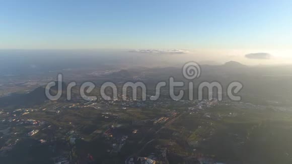 西班牙加那利群岛特内里费山区日落时的格拉纳迪利亚小镇的鸟瞰图视频的预览图