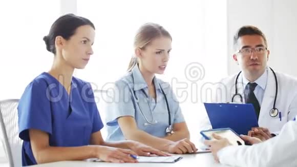医生小组在医院开会和谈话视频的预览图