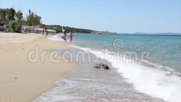 小女孩在海滩上奔跑视频的预览图