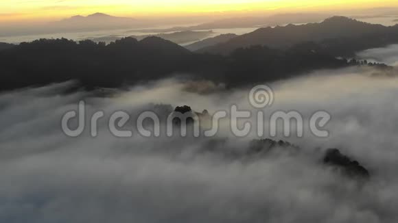 日出时加州雾的空中景色视频的预览图
