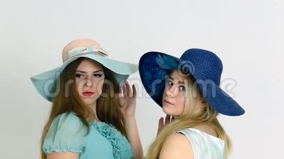 两个戴着老式帽子的女孩视频的预览图