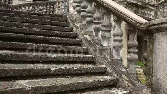 老式栏杆古老宫殿的楼梯视频的预览图