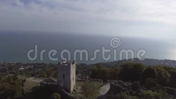 阳光明媚的夏日壮观的反视堡垒和黑海视频的预览图