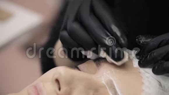 眉毛建筑在永久化妆过程中视频的预览图