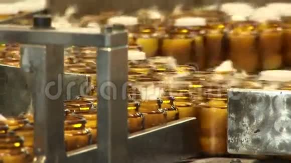 药品的自动化生产装在玻璃容器中的片剂包装视频的预览图