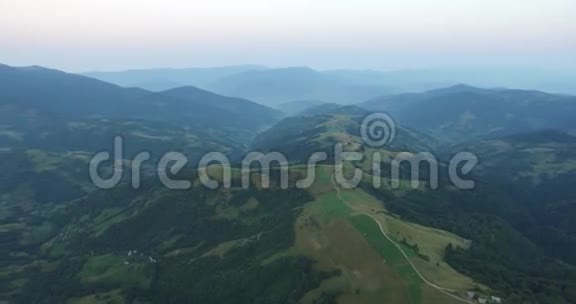 飞越山脉的空中景色乌克兰桑格维尔飞过树木森林谷早上好雾4K视频的预览图