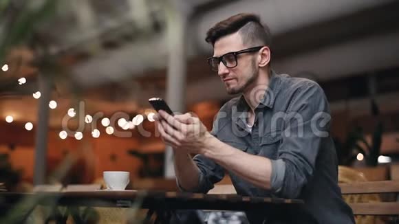 男人在手机上聊天视频的预览图