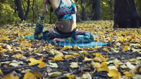 秋天森林里做运动的年轻美女视频的预览图