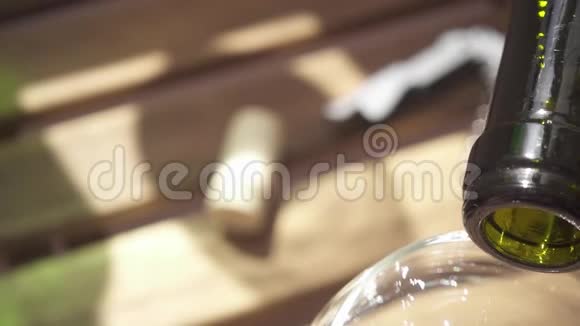 慢慢地葡萄酒被倒入一杯瓶子里视频的预览图
