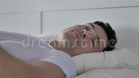 睡在床上的年轻人视频的预览图