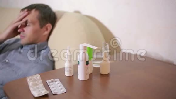 躺在床上患病毒的病人有药片饮片视频的预览图