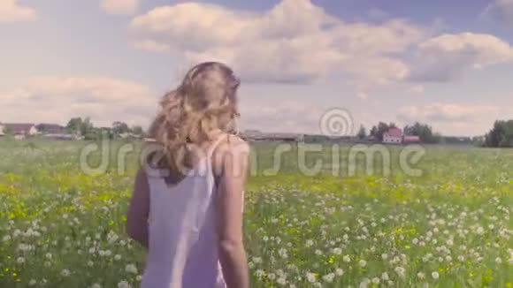 年轻女子走在草地上视频的预览图