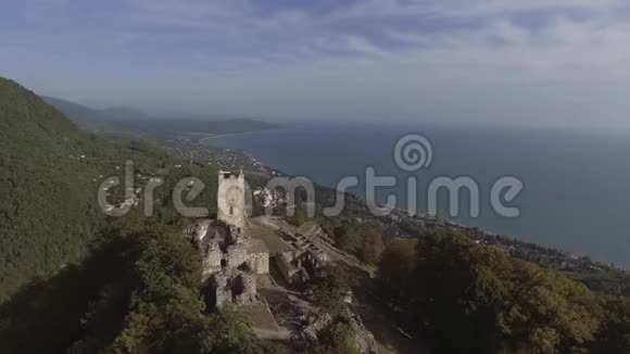 阳光明媚的夏日美丽的阿那科比亚堡垒和黑海景观视频的预览图