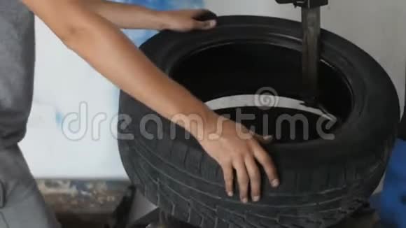 汽车修理服务站汽车修理车轮视频的预览图
