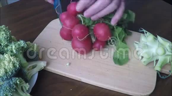 木切割板上的新鲜萝卜视频的预览图