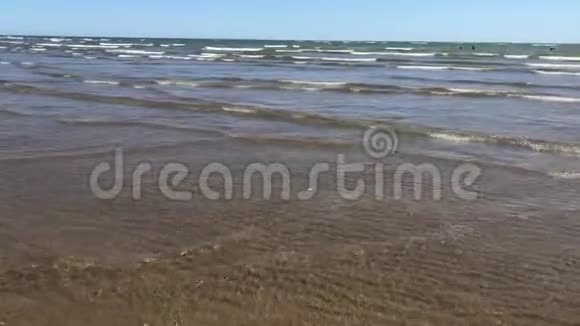 海滩上清澈的水视频的预览图