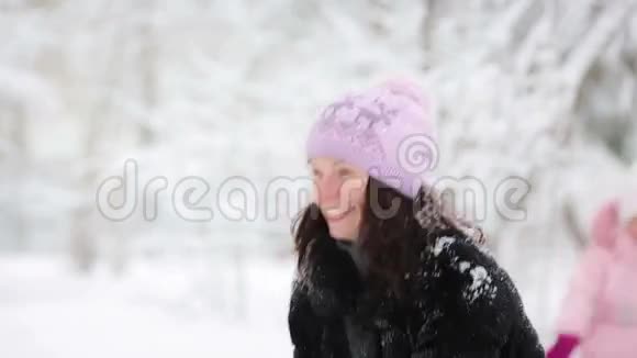 女人和孩子在冬天玩雪视频的预览图